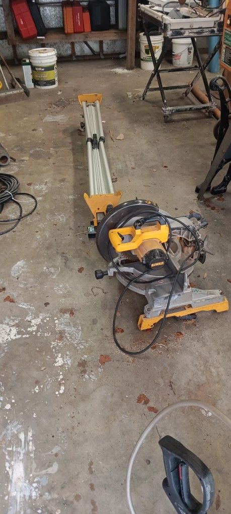 12" DEWALT MITER SAW WITH PORTABLE TABLE