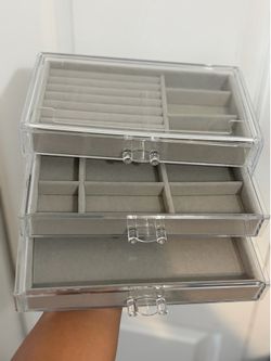 Acrylic jewelry organizer
