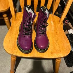 Dr. Martens Women’s US 6. AW004