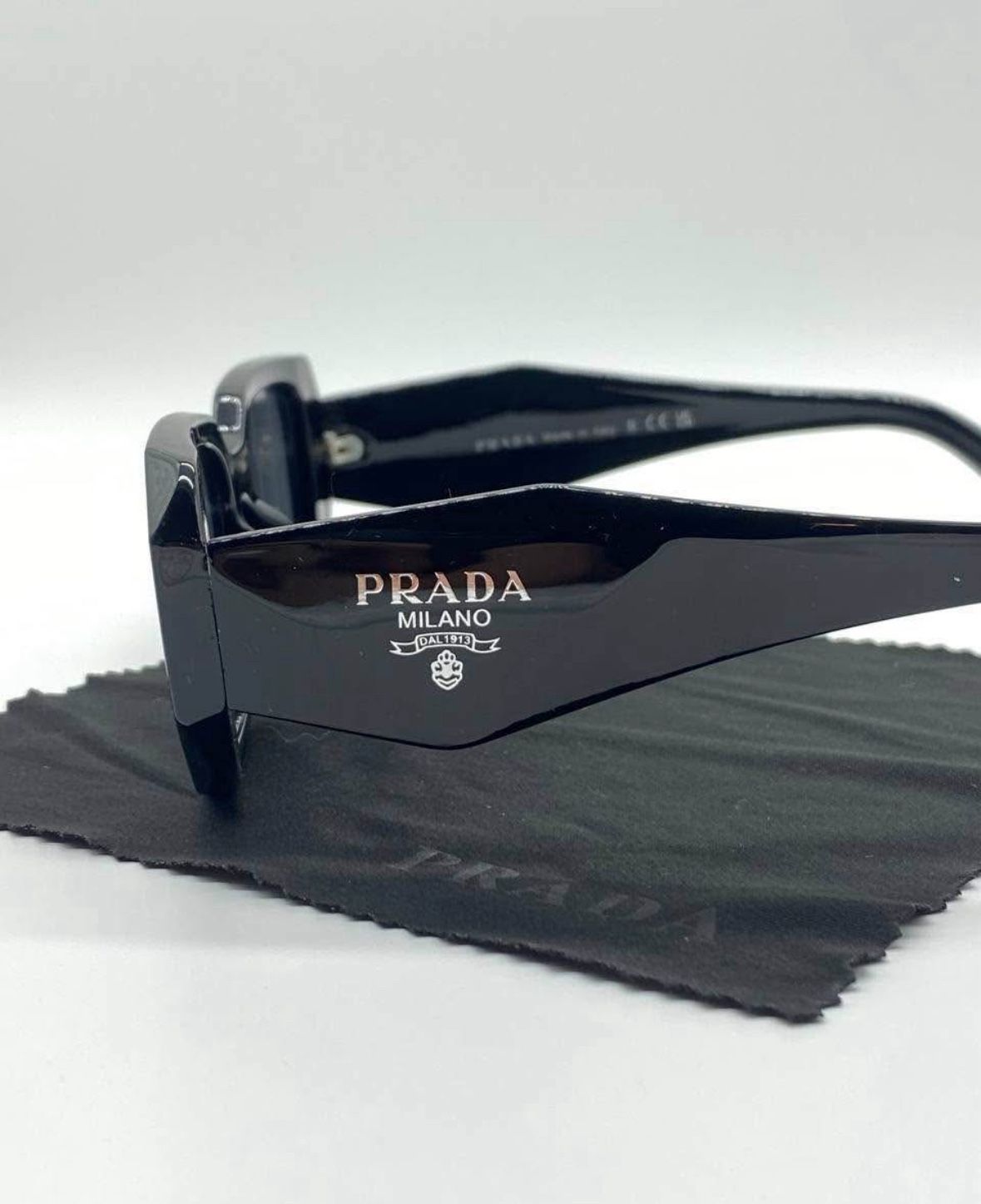BRAND NEW PRADA SUNGLASSES INCLUDES: (Case, cloth, box, authenticity card)