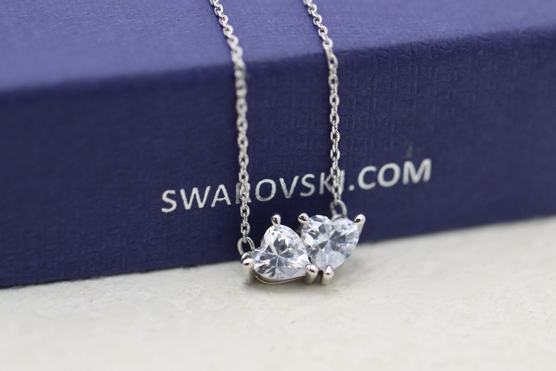 Silver heart-to-heart clavicle necklace