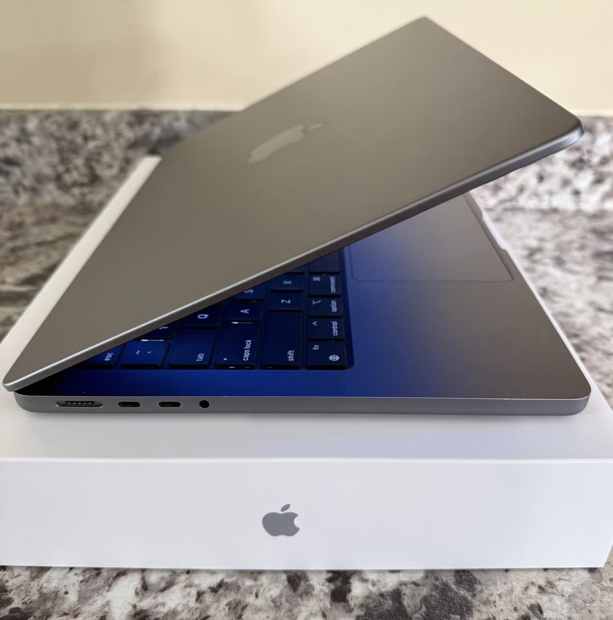 14in M1 Max MacBook Pro (2TB)
