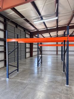 Heavy duty pallet racking