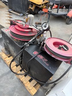 Oil tank with pump