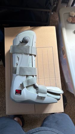 Breg right foot walking boot