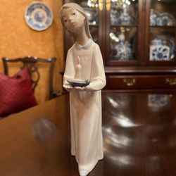 Lladro #4868 GIRL WITH CANDLE