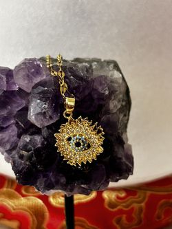 Collar Con El Ojo Protector