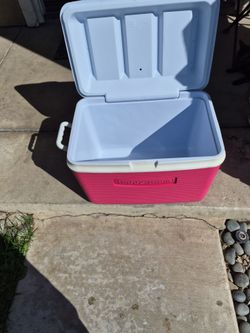 Rubbermaid ice chest