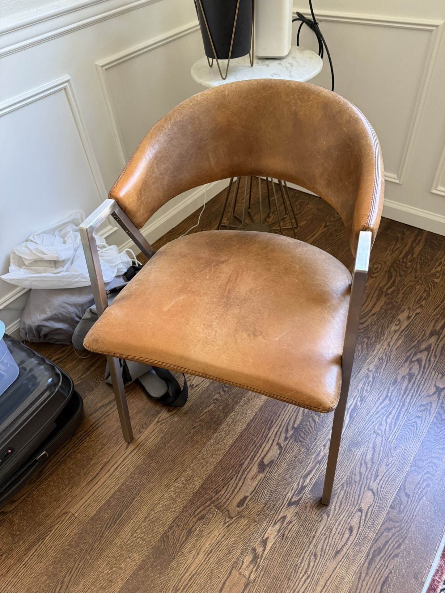 Moe’a Leather Chair