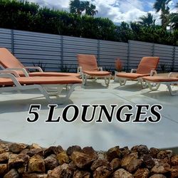 5 Lounges with Cushions