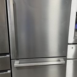 NEW 32” COUNTER-DEPTH Refrigerator 17.2cu.ft.