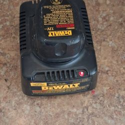 DeWalt DW907-series 7.2V–12V NiCd/NiMH battery & Charger
