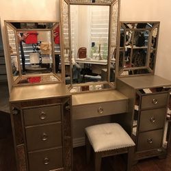 3 Mirror Makeup Vanity With Stool