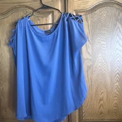 Womenās Blouse
