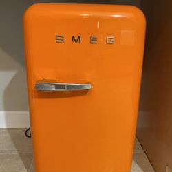 SMEG Mini Fridge 