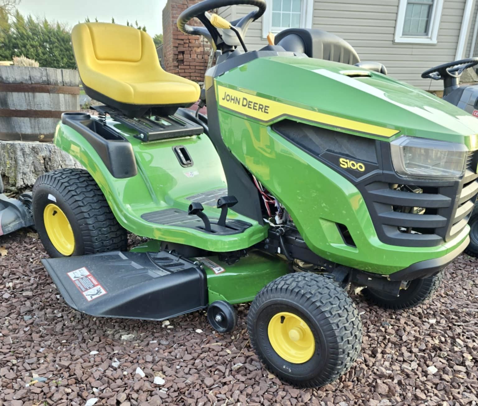 LIKE NEW John Deere S100 Lawn Tractor Mower
