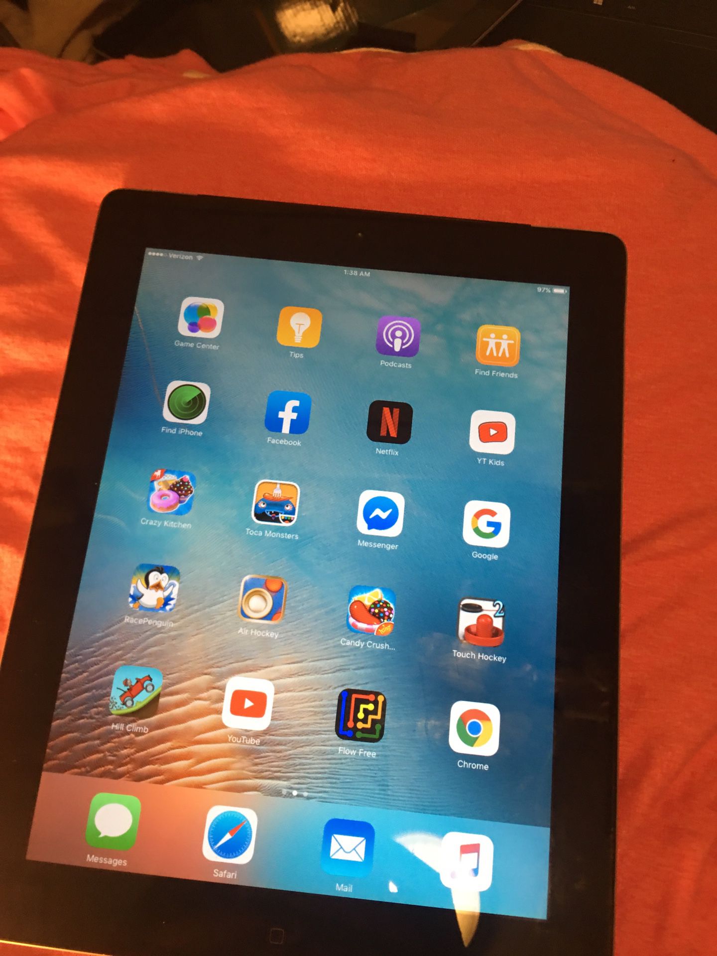 iPad 3 Retina display 16GB 9.7” all in good condition with charger 119$ Each /w charger hblo Españo