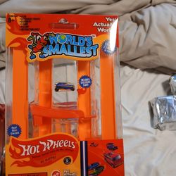 2019 Hot Wheels World’s Smallest Hot Strip Track Pak with Ltd Car USA Seller