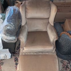 Ottoman. Rocks And Swivels. Great Condition. No Tears.