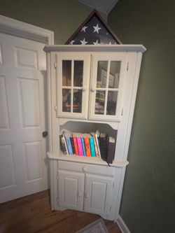 Corner hutch
