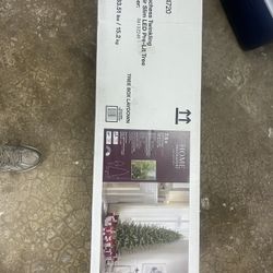 Grand Duchess Twinkling Balsam Fir SLIM Pre Lit Tre