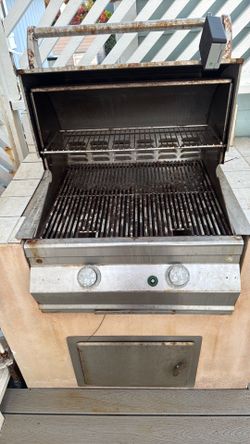 Bbq built in with cover used needs cleaning and control knobs