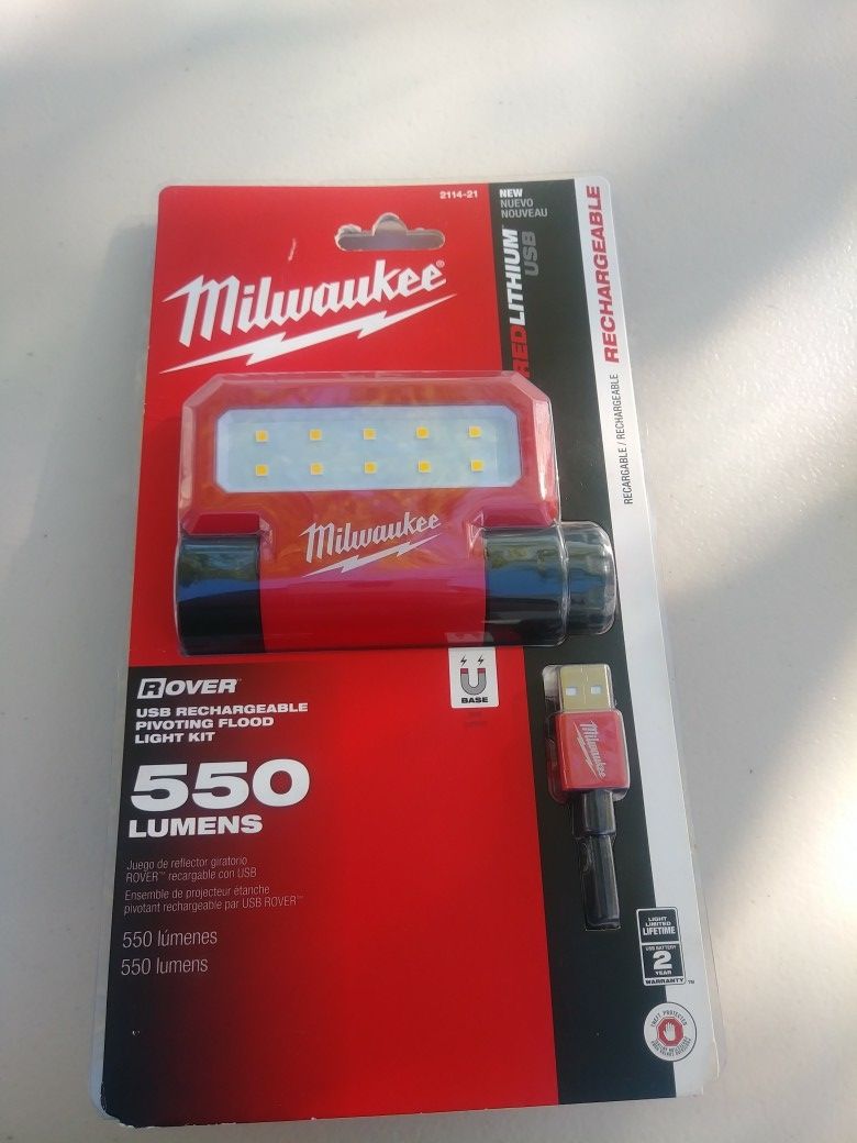 Milwaukee Rechargeable Magnetic Pivoting Flood Light 550 Lumens