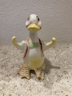 Duck figurine ring holder