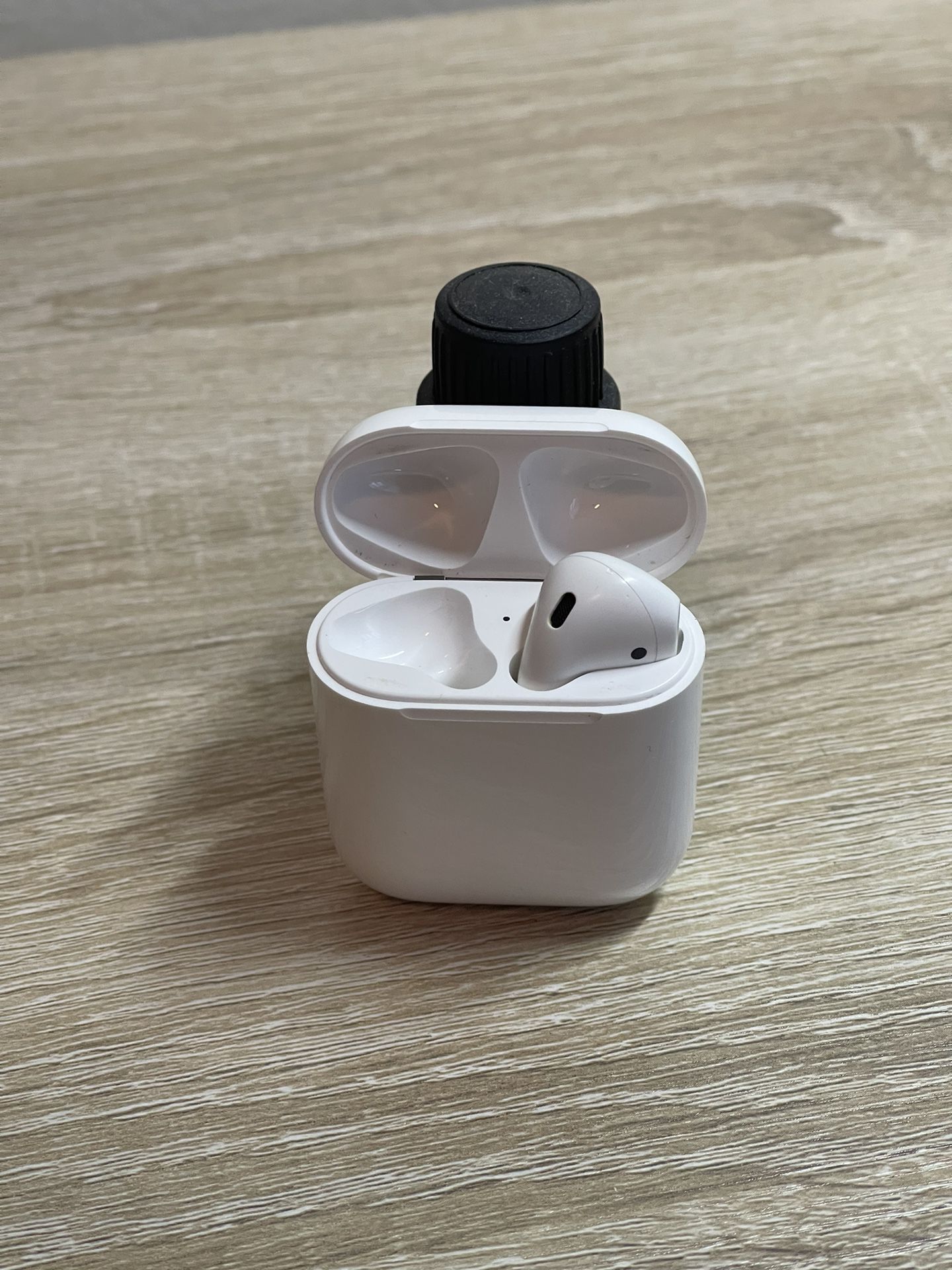 Original Apple 2nd Generation Charging case and Right earbud Only.