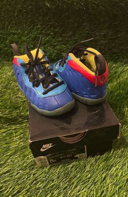 Kid shoes Nike size 5c used with box