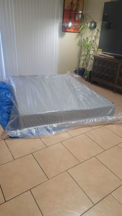 VERY NICE 14 INCHES MEMORY FOAM MATTRESS FOR SALE! IN EXCELLENT CONDITION, FREE DELIVERY