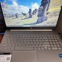 HP 1TB Touchscreen Laptop with TikTok And studio Installed !