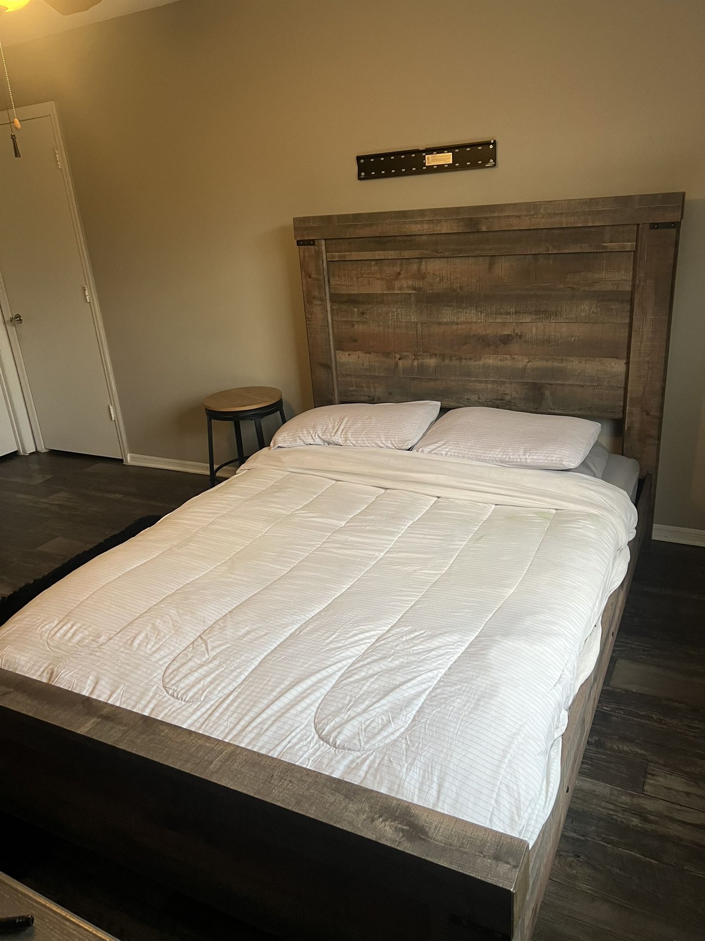Queen Size Bed With Mattress, Dresser And Desk(2 Stools Included) 