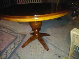 WOOD ROUND TABLE