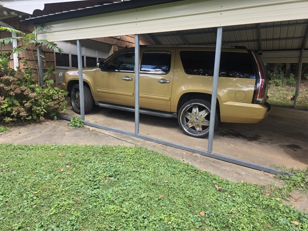 2011 Gmc yukon denali , 26 in wheels , 10in TV in dashboard