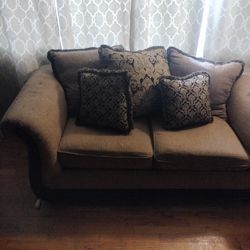 Couches An Table 