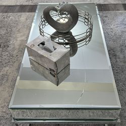 Mirror 🪞 table  they have some crack on it