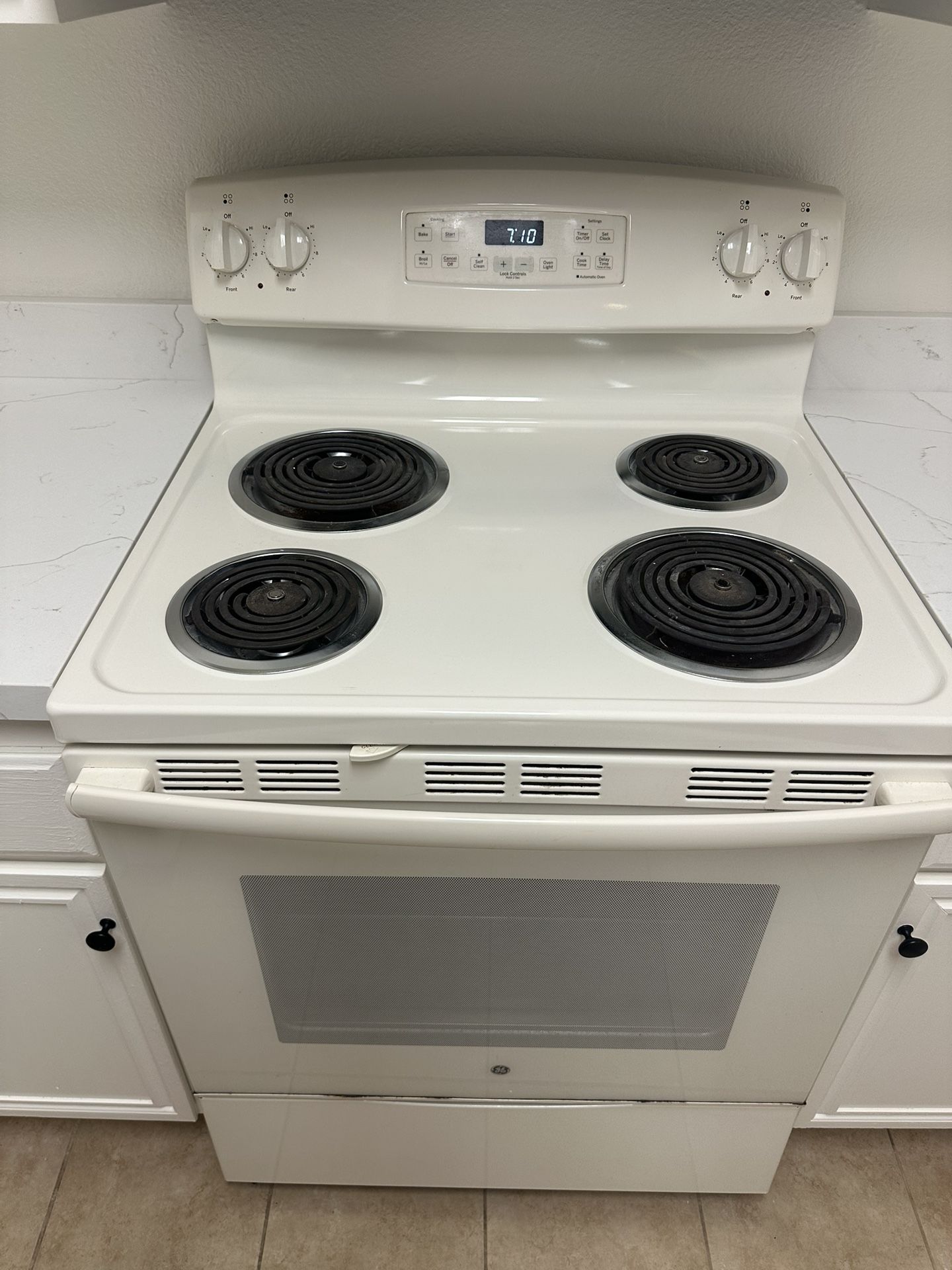 Kitchen Appliances - Fridge, Microwave, Stove, Dishwasher
