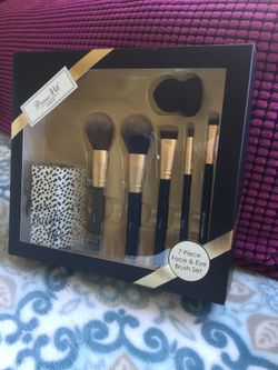 7 Piece Face & Eye Brush set / Make Up kit - NEW in the Box not opened ! 🌿🦋🌿🌷🌿🦋🌿