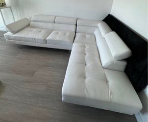 New Modern Sectional with Adjustable Headrests. White or Black Leather. 106x78. Free Delivery!