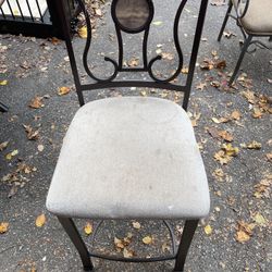 1 Bar Stool  