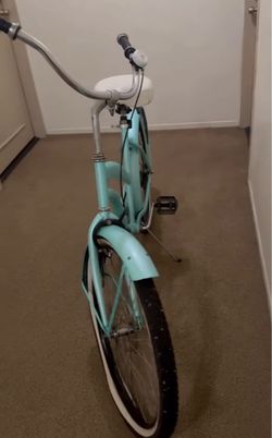 Cruiser Bicycle with White Wall Tires 26”