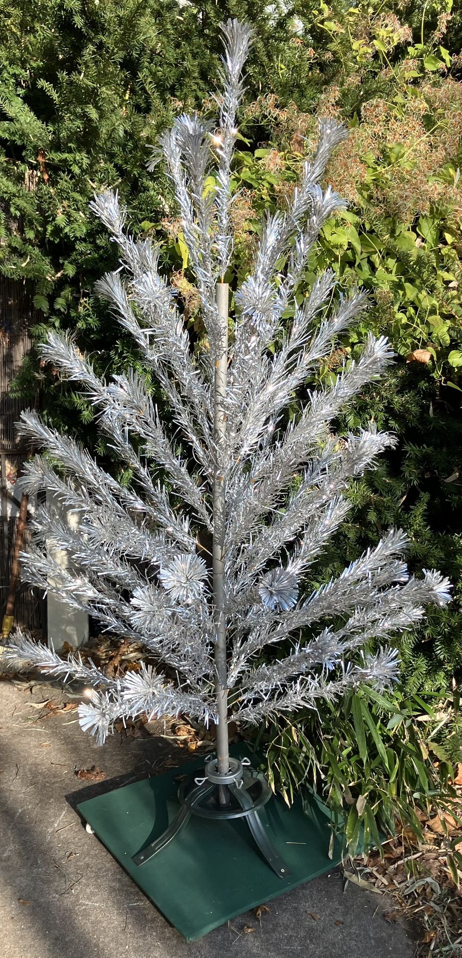 1950s 50s Vintage Aluminum Pom Pom Christmas Tree 6’ 55 branches and sleeves 