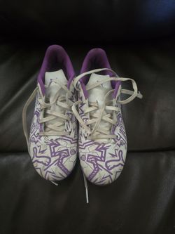 PUMA  GIRL SOCCER SHOES SIZE 4
