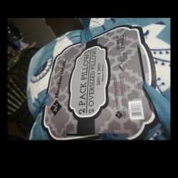 2  pillows oversized 26ln x 26ln (66cm x 66cm) i have 2 news $40 good condition only aceptó Cash