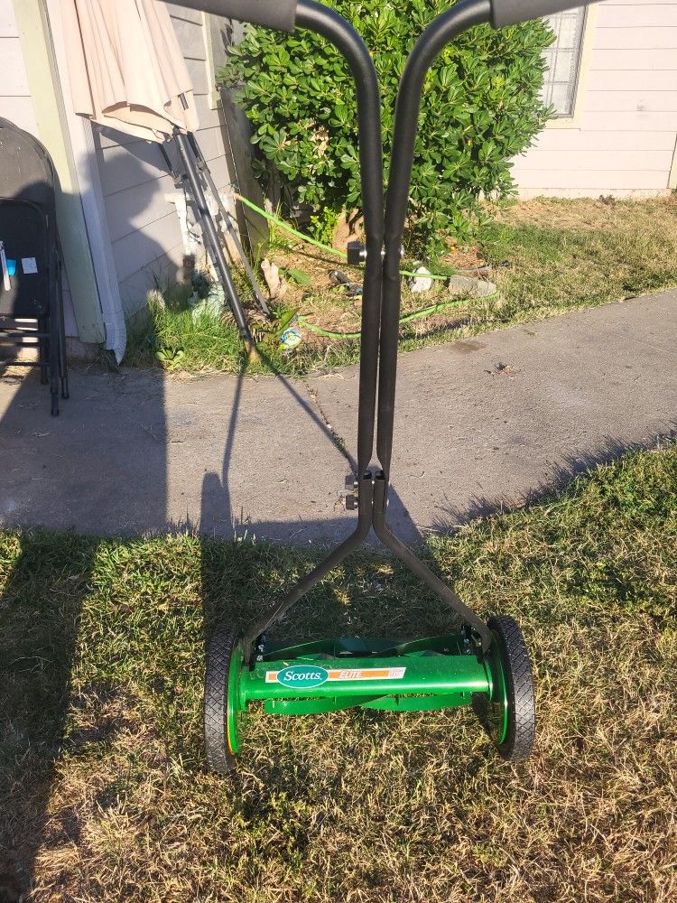 Scotts 16-inch Manual Push Reel Lawn Mower, also known as the Scotts Elite Reel Mower