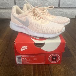 Women’s Nike Tanjun Size 7.5