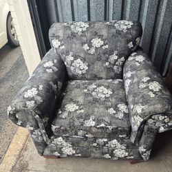 PETUNIA ACCENT CHAIR
