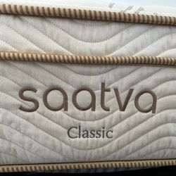 Saatva Classic Mattress, Firm, 11.5", Queen, Like New, Perfect Condition