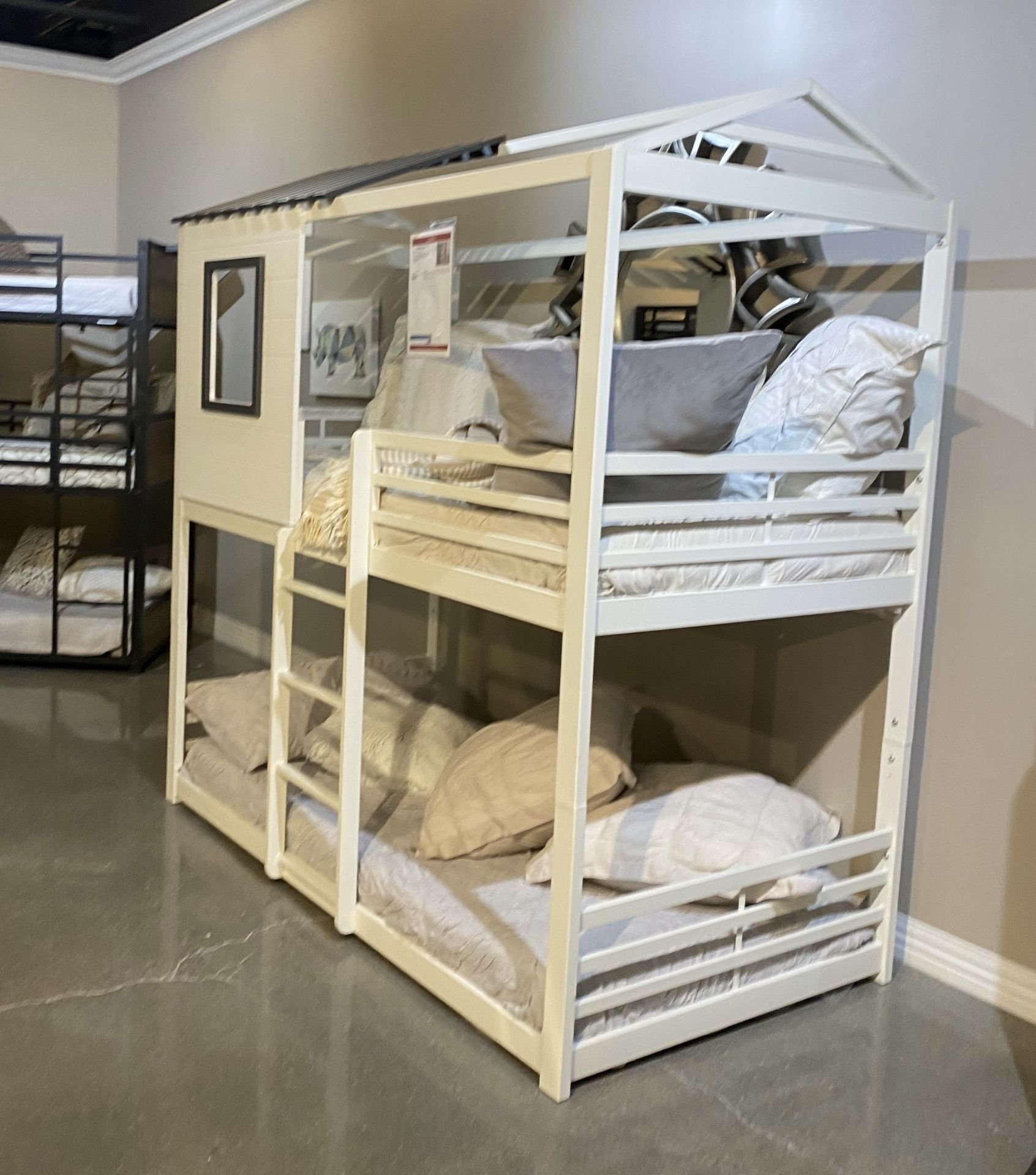 Bunk Beds / Literas Disponibles